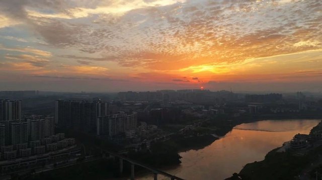 水中天际一时红