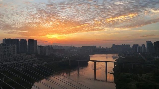 朝霞忽然泼洒开浓墨重彩的笔触
