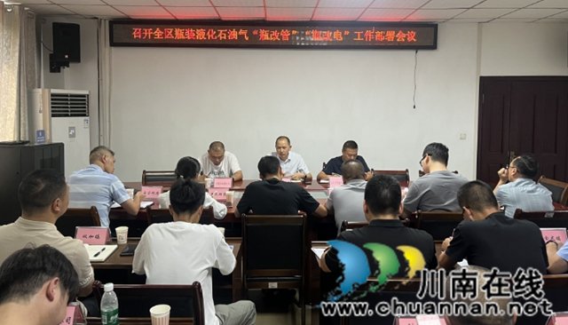 失去双手的张斌用自己改制的锅具和锅铲