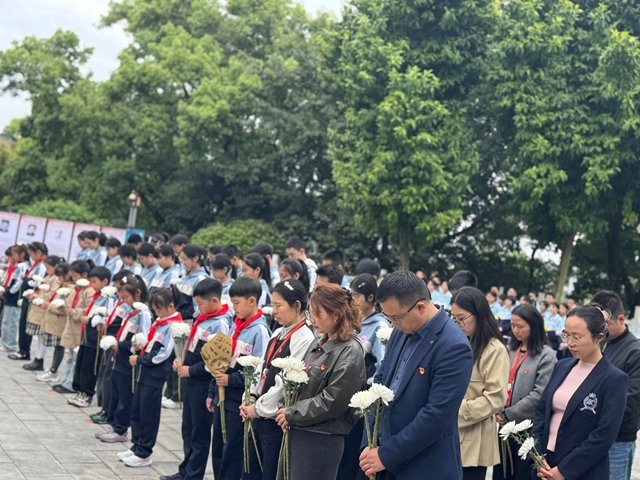 缅怀 致敬 传承!泸州各开云网页版官方版在线登入成为世界杯官方合作伙伴开展清明祭英烈主题系列活动(图7) 如鲜花祭扫