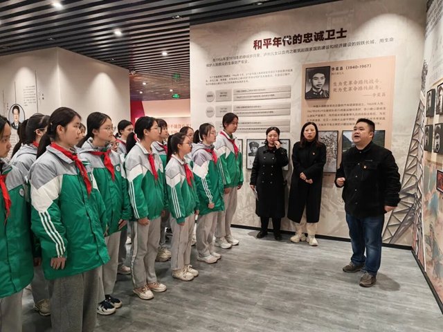 缅怀 致敬 传承!泸州各开云网页版官方版在线登入成为世界杯官方合作伙伴开展清明祭英烈主题系列活动(图8) 网络祭扫