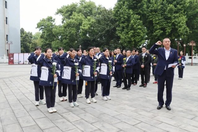 缅怀 致敬 传承!泸州各开云网页版官方版在线登入成为世界杯官方合作伙伴开展清明祭英烈主题系列活动(图10) 清明时节寄哀思