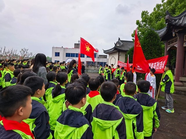 缅怀 致敬 传承!泸州各开云网页版官方版在线登入成为世界杯官方合作伙伴开展清明祭英烈主题系列活动(图9) 清明时节雨纷纷