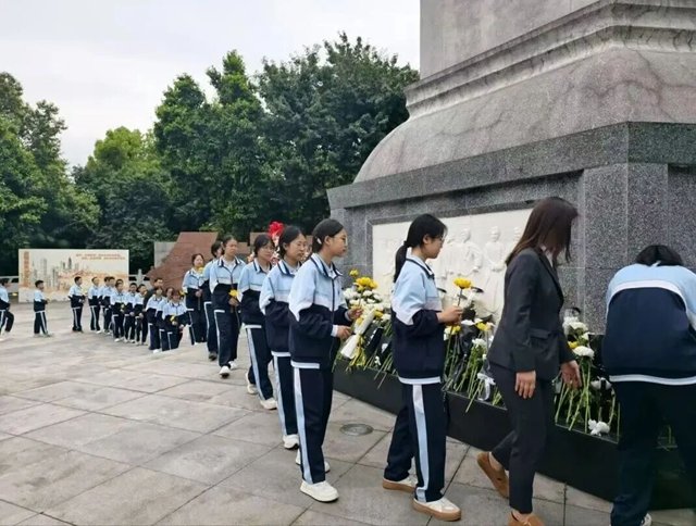 缅怀 致敬 传承!泸州各开云网页版官方版在线登入成为世界杯官方合作伙伴开展清明祭英烈主题系列活动(图11) 缅怀先烈励初心
