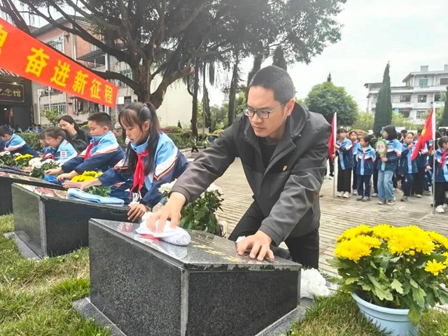 缅怀 致敬 传承!泸州各开云网页版官方版在线登入成为世界杯官方合作伙伴开展清明祭英烈主题系列活动(图13) 开云网页版官方版在线登入成为世界杯官