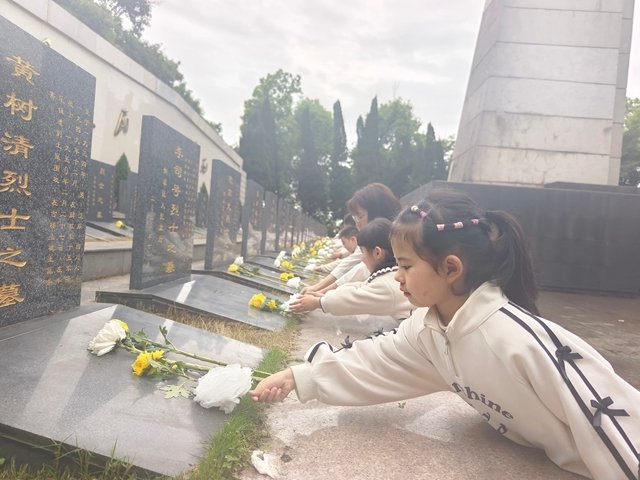 缅怀 致敬 传承!泸州各开云网页版官方版在线登入成为世界杯官方合作伙伴开展清明祭英烈主题系列活动(图17) 泸州老窖天府中学开云网页版官方版在线