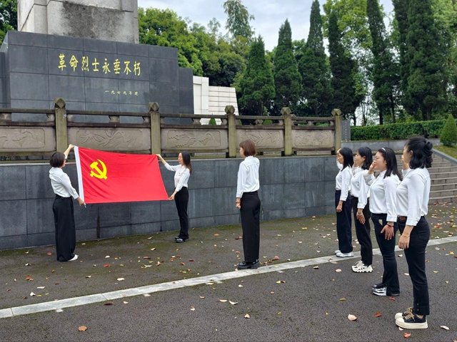 缅怀 致敬 传承!泸州各开云网页版官方版在线登入成为世界杯官方合作伙伴开展清明祭英烈主题系列活动(图18) 表达对英烈最深厚的缅怀与敬意