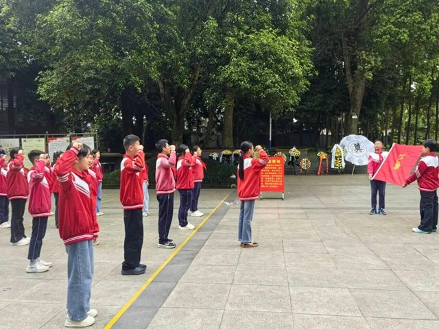 缅怀 致敬 传承!泸州各开云网页版官方版在线登入成为世界杯官方合作伙伴开展清明祭英烈主题系列活动(图20) 岁月静好