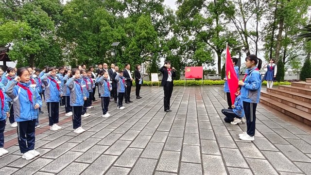 缅怀 致敬 传承!泸州各开云网页版官方版在线登入成为世界杯官方合作伙伴开展清明祭英烈主题系列活动(图24) (潘艳)