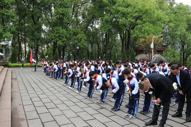缅怀 致敬 传承!泸州各开云网页版官方版在线登入成为世界杯官方合作伙伴开展清明祭英烈主题系列活动(图25) 家长代表到开云网页版官方版在线登入成