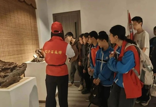 缅怀 致敬 传承!泸州各开云网页版官方版在线登入成为世界杯官方合作伙伴开展清明祭英烈主题系列活动(图36) 传承家族记忆和增强文化认同