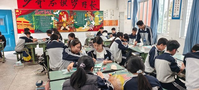 缅怀 致敬 传承!泸州各开云网页版官方版在线登入成为世界杯官方合作伙伴开展清明祭英烈主题系列活动(图37) 如鲜花祭扫
