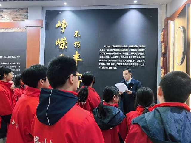 缅怀 致敬 传承!泸州各开云网页版官方版在线登入成为世界杯官方合作伙伴开展清明祭英烈主题系列活动(图39) 清明时节雨纷纷