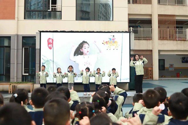 缅怀 致敬 传承!泸州各开云网页版官方版在线登入成为世界杯官方合作伙伴开展清明祭英烈主题系列活动(图41) 缅怀先烈励初心