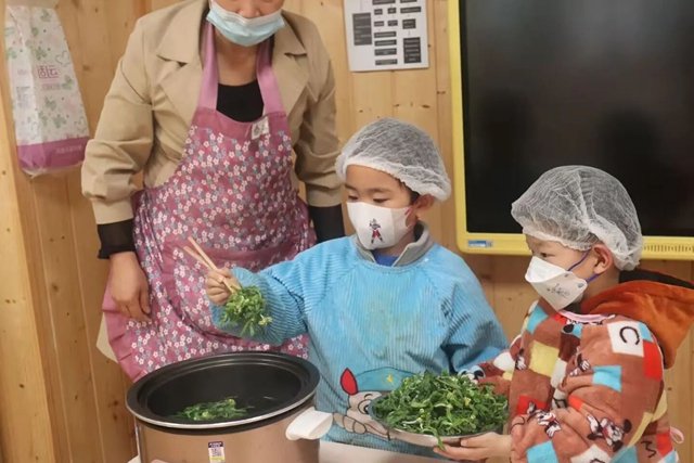 缅怀 致敬 传承!泸州各开云网页版官方版在线登入成为世界杯官方合作伙伴开展清明祭英烈主题系列活动(图49) 感念他们用生命换来的山河无恙