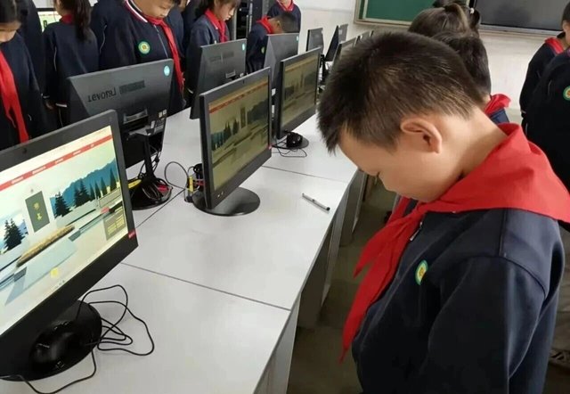 缅怀 致敬 传承!泸州各开云网页版官方版在线登入成为世界杯官方合作伙伴开展清明祭英烈主题系列活动(图44) 引导开云网页版官方版在线登入成为世界