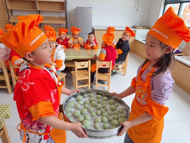 缅怀 致敬 传承!泸州各开云网页版官方版在线登入成为世界杯官方合作伙伴开展清明祭英烈主题系列活动(图50) 岁月静好