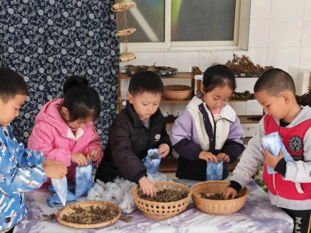 缅怀 致敬 传承!泸州各开云网页版官方版在线登入成为世界杯官方合作伙伴开展清明祭英烈主题系列活动(图54) (潘艳)