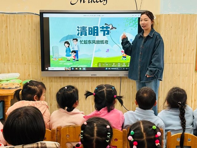缅怀 致敬 传承!泸州各开云网页版官方版在线登入成为世界杯官方合作伙伴开展清明祭英烈主题系列活动(图55) 家长代表到开云网页版官方版在线登入成