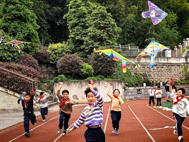 缅怀 致敬 传承!泸州各开云网页版官方版在线登入成为世界杯官方合作伙伴开展清明祭英烈主题系列活动(图60) 清明节是中华民族传统节日