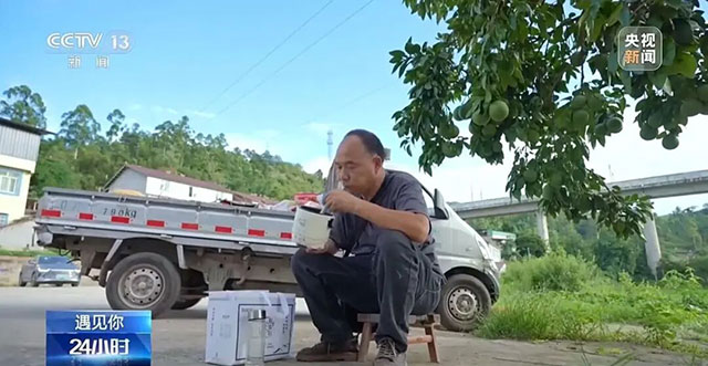 央视关注!内江这位54岁收废品的货郎,用30年写出一个诗歌王国(图4) 他从“货郎”变成自己文学天地中的王》文章