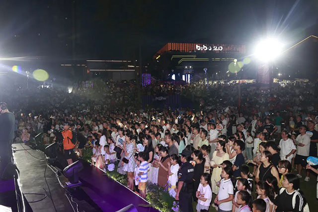 现场千人合唱不散场!“潮玩泸州”看见不一样的酒城夜(图2) 8月14日晚上7点半