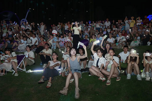 现场千人合唱不散场!“潮玩泸州”看见不一样的酒城夜(图7) 跟着音乐撒欢