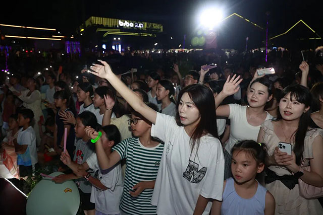 现场千人合唱不散场!“潮玩泸州”看见不一样的酒城夜(图6) 近千名市民