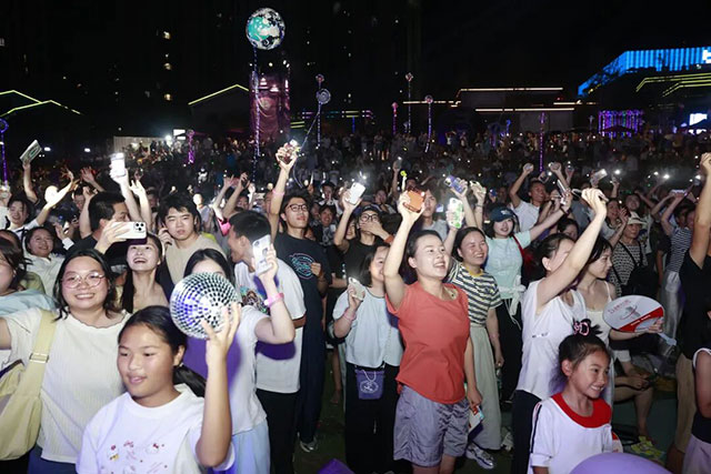 现场千人合唱不散场!“潮玩泸州”看见不一样的酒城夜(图8) 草坪变成了汇聚声浪的Live现场