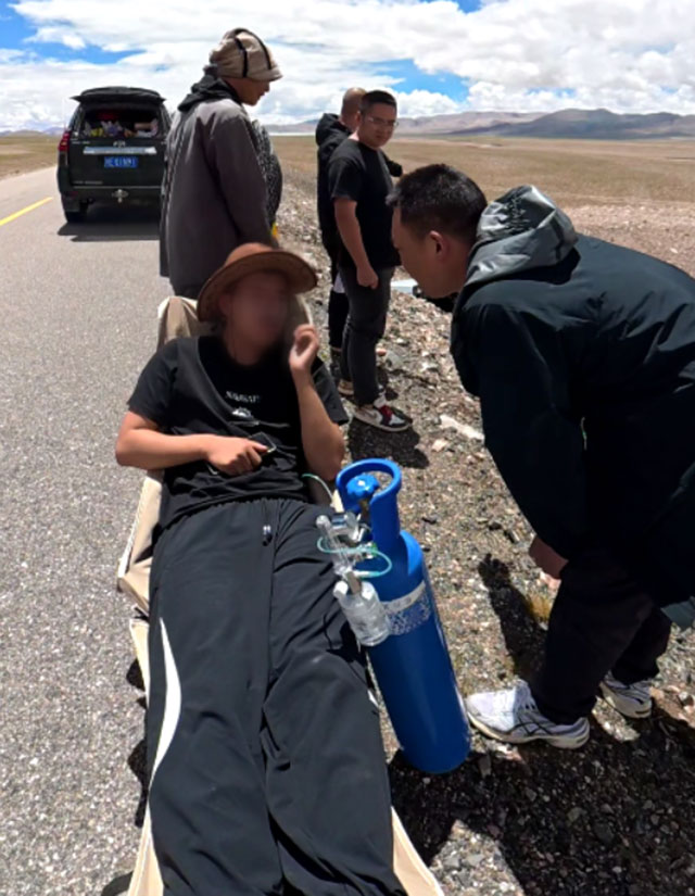 谈及自驾游途中两次伸出援手的经历