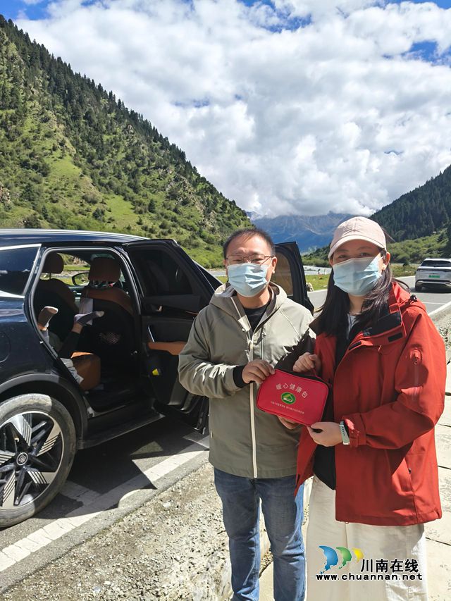川西措普沟附近的国道上