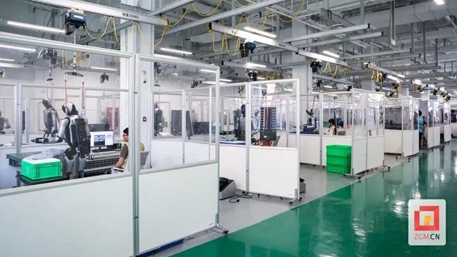 一台台银黑色人形机器人有序开展极限伸