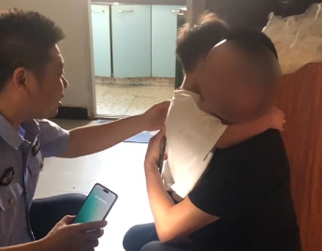 一个三四岁的孩子抓着栏杆
